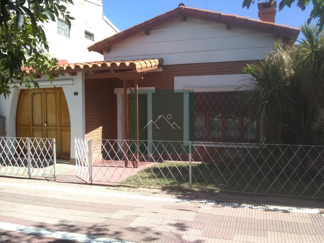 VENTA HERMOSO CHALET- A CINCO CUADRAS DEL KM 0-A UN PASO DE TRIBUNALES-HOSPITAL-COLEGIO Y CENTRO COMECIAL - OFICINA MUNICIPAL