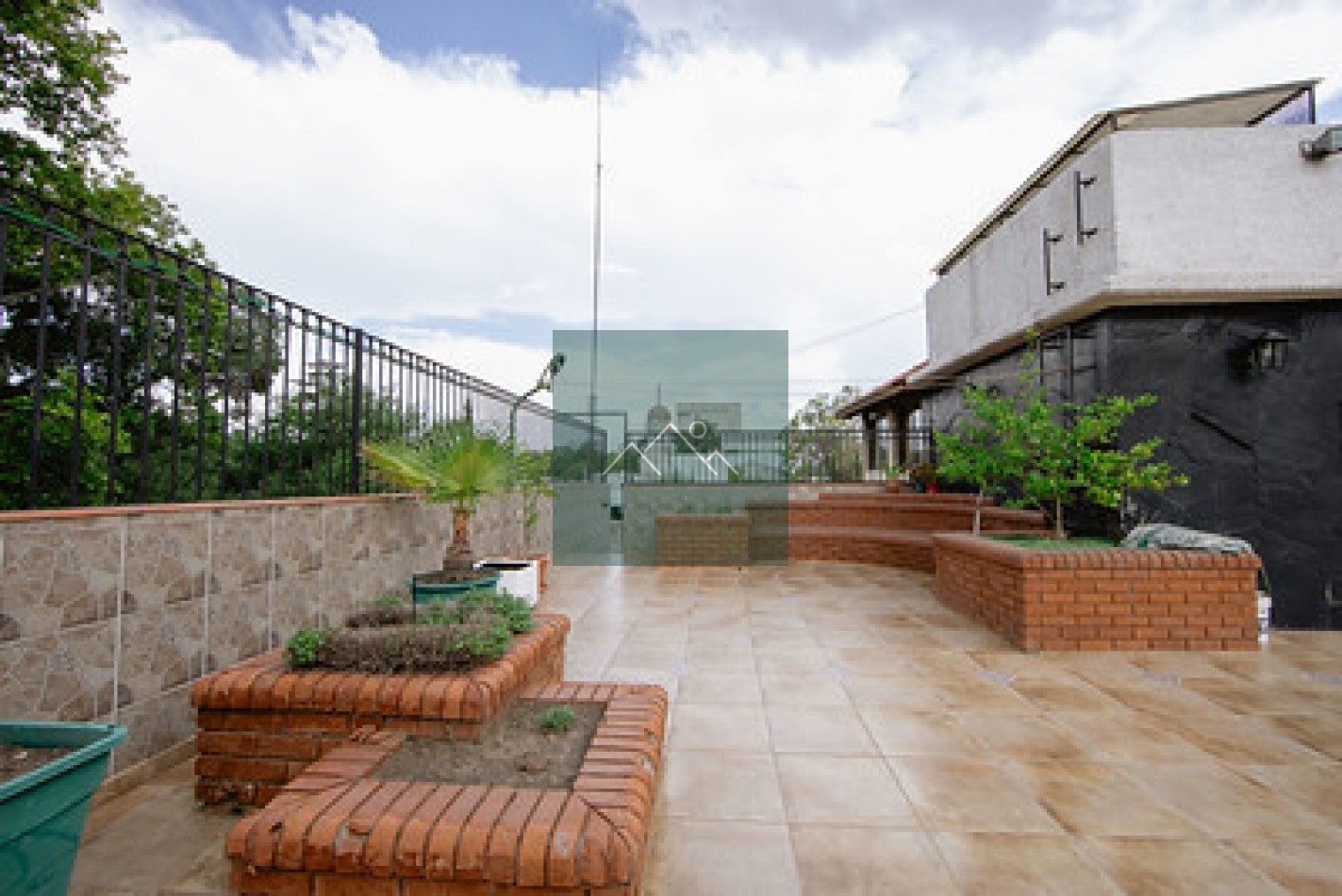 PROPIEDAD DESTACADA CON CARACTERISTICAS MUY IMPORTANTES EN SU CONSTRUCCION